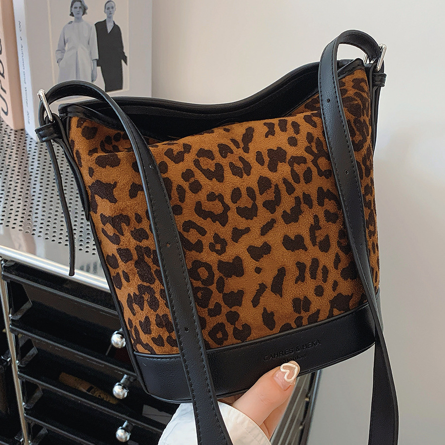 High-end leopard print bucket bag for women, 2024 new large-capacity underarm bag, retro suede single-shoulder crossbody bag full figure