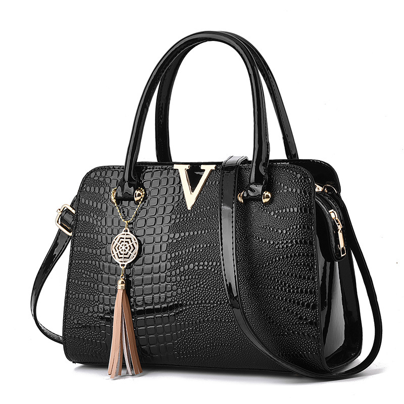 High-end quality handbag, 2024 new style, fashionable European and American retro embossed crocodile pattern, large-capacity shaped mom bag full figure