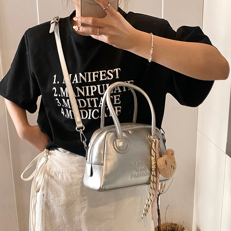 Retro hand-held bowling bag for women, 2025 new style forest-themed fashionable appearance level handbag, stylish single-shoulder crossbody bag Application Scenario