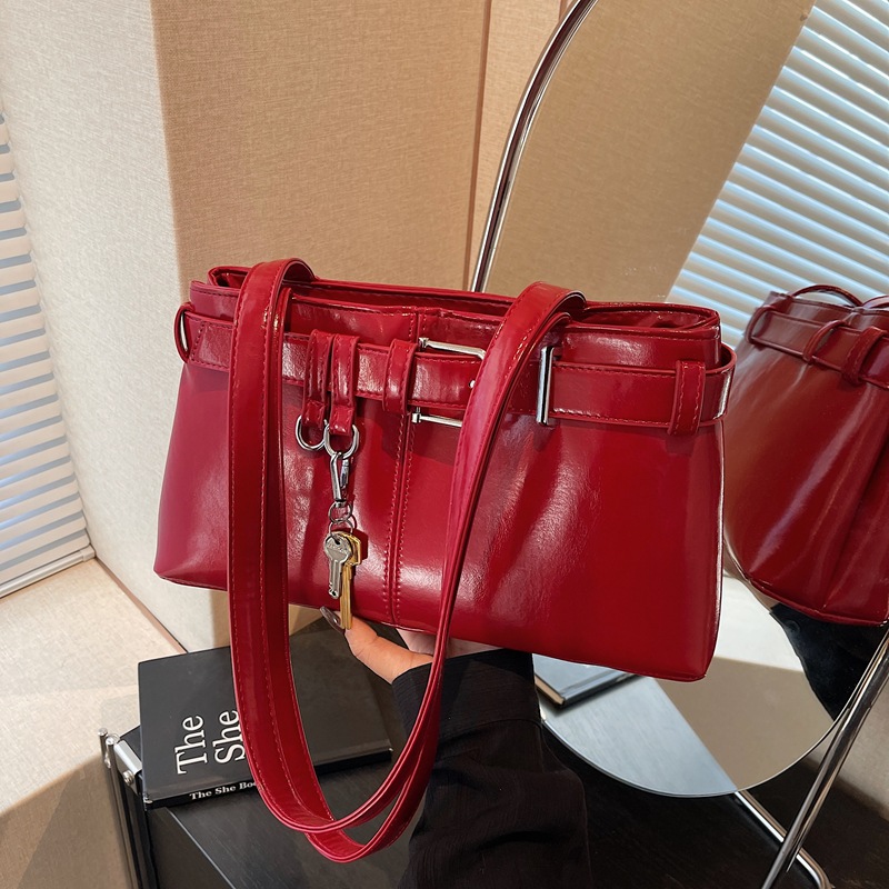 Korean version niche design motorcycle bag, women's soft leather key pendant lock, single-shoulder handbag, trendy and fashionable underarm bag details Picture