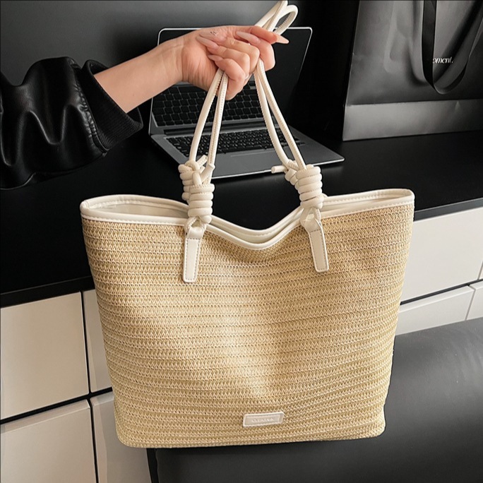 Trendy and fashionable single-shoulder bag for women, 2025 new style seaside and beach vacation, large-capacity straw woven bag, hollowed-out woven tote bag full figure