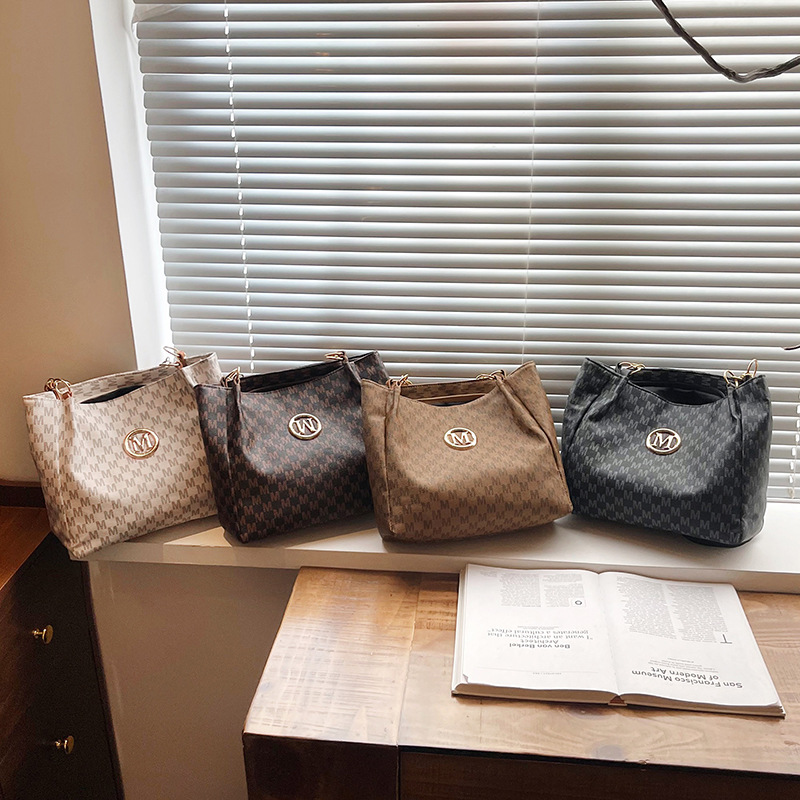 A new cross-border trendy and fashionable tote bag for women's commuting, a large-capacity, simple and retro printed women's bag Application Scenario