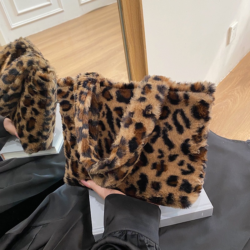 The 2024 new ins Japanese and Korean style cute plush tote bag for autumn and winter, a soft girl single-shoulder bag Specification drawing