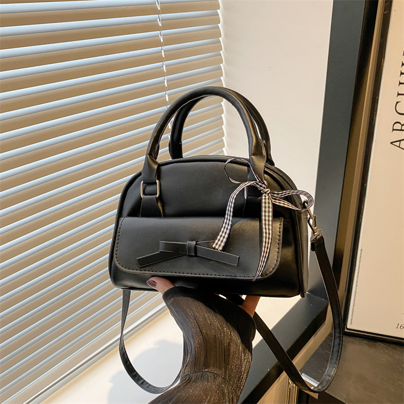 A simple, casual and versatile single-shoulder crossbody bag for women with a Korean-style, niche and high-end bow hand-held Boston bag full figure