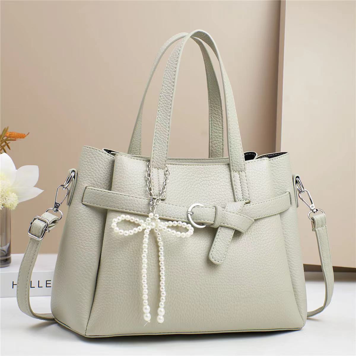 A popular simple women's handbag, a single-shoulder crossbody bag, a trendy 2024 fashion brand, a grand mom bag, and a large-capacity women's bag Application Scenario