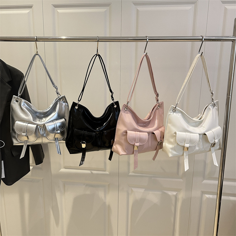 Motorcycle style underarm large bag for women 2025 New fashion oil wax leather tote bag, summer versatile commuting single-shoulder bag Application Scenario