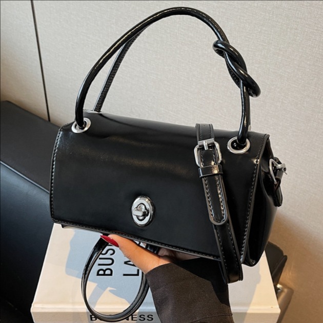 A versatile hand-held small square bag for 2025, a simple and fashionable single-shoulder underarm bag, a simple and casual crossbody bag full figure