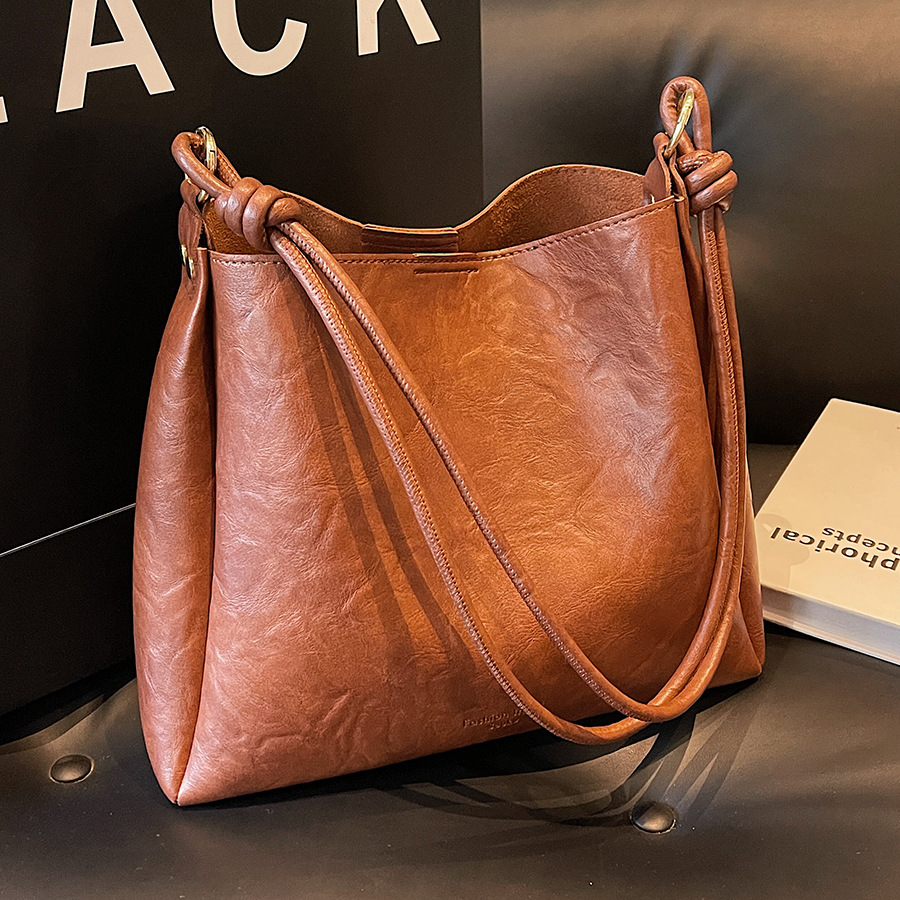 This year, the popular bags for women are the 2024 new retro and fashionable single-shoulder bag with a simple texture and versatile bucket bag full figure