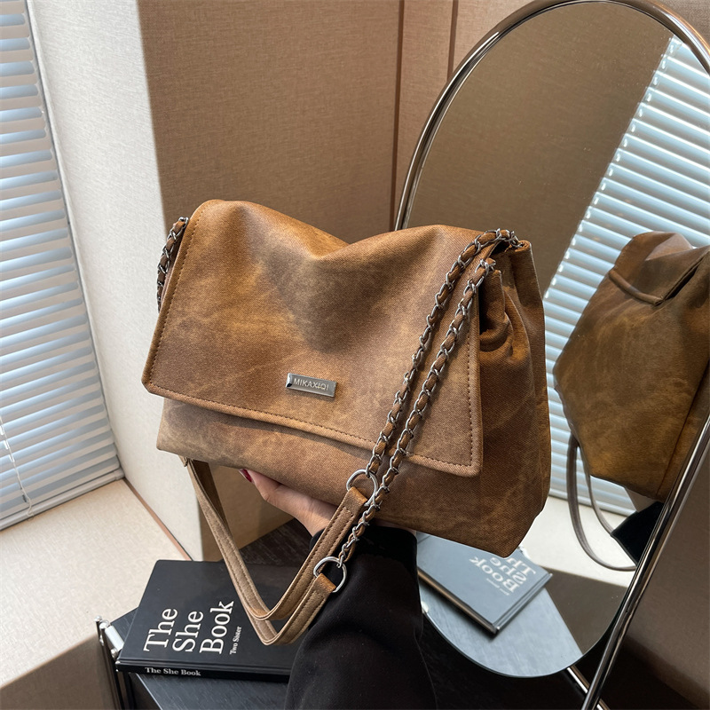 A niche fashion chain hand-held large bag for women, 2023 new simple tote bag, casual and versatile solid color underarm bag full figure