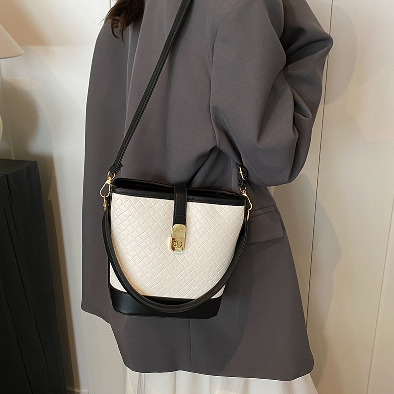 This stylish and stylish patchwork small bag is a popular woven pattern bucket bag for the autumn of 2024. It is a versatile single-shoulder crossbody bag Specification drawing