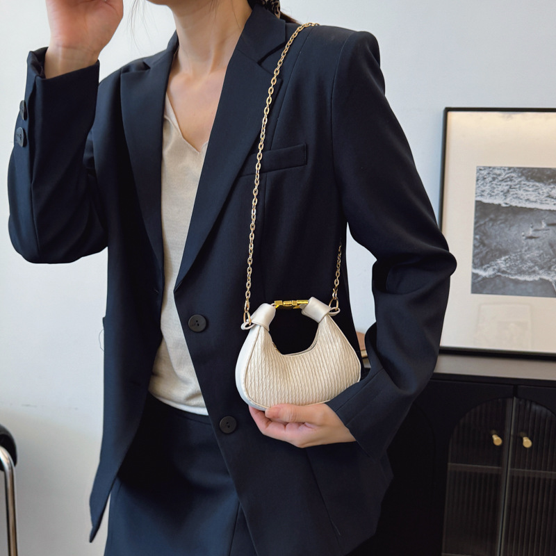 Summer large-capacity women's bag 2025 new style, fashionable, versatile and high-end, dumpling bag, stylish and casual handbag details Picture