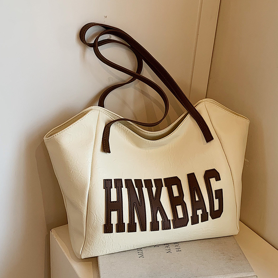 This year's popular tote bag for commuting is a large-capacity women's casual bag with a retro and versatile design full figure