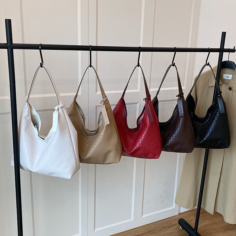 Casual design, stylish, large-capacity single-shoulder bag 2025, fashionable and trendy woven commuting retro tote underarm bag Application Scenario