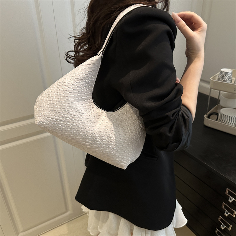 In 2025, fashionable and trendy woven commuting simple tote bags with niche designs, stylish underarm bags, and large-capacity single-shoulder bags details Picture
