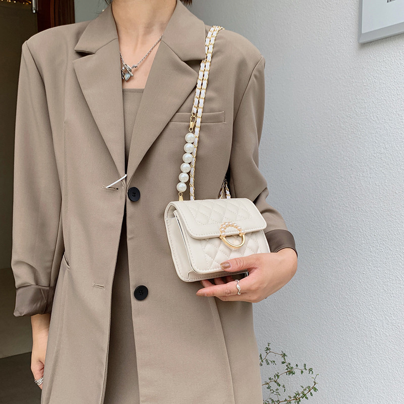A trendy and stylish small bag for women in 2021, featuring a diamond-shaped chain crossbody bag and a simple, ins small square bag for women details Picture