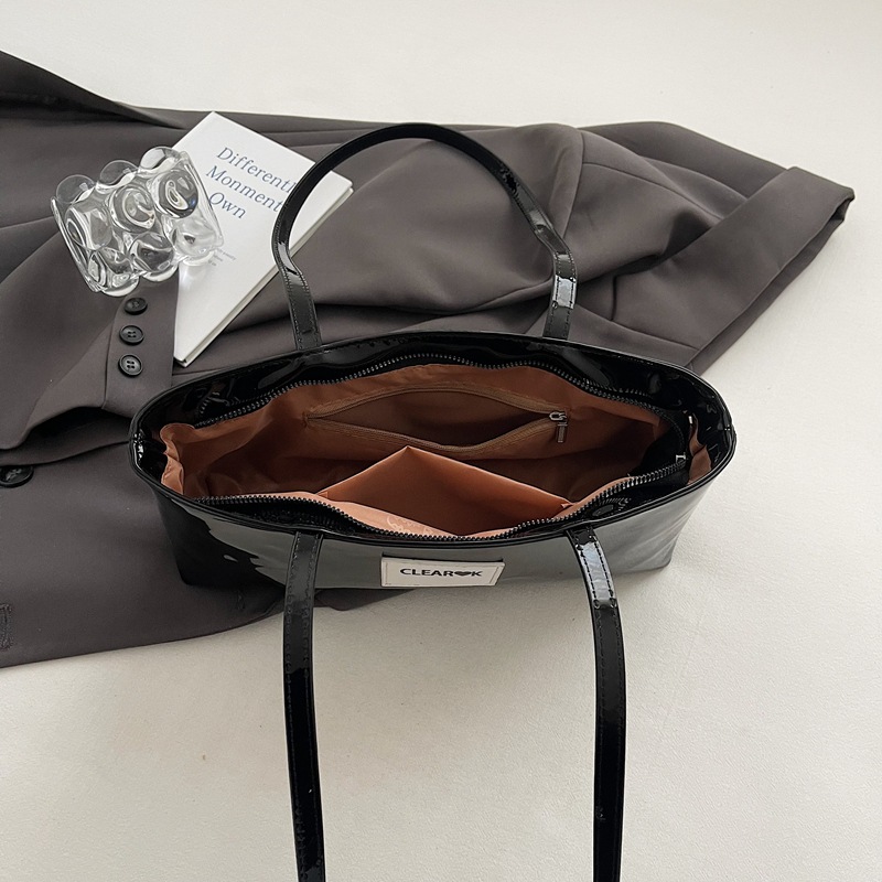 Cross-border style versatile wax oil leather underarm bag for women 2025 new style simple commuting single-shoulder bag Casual handbag Application Scenario