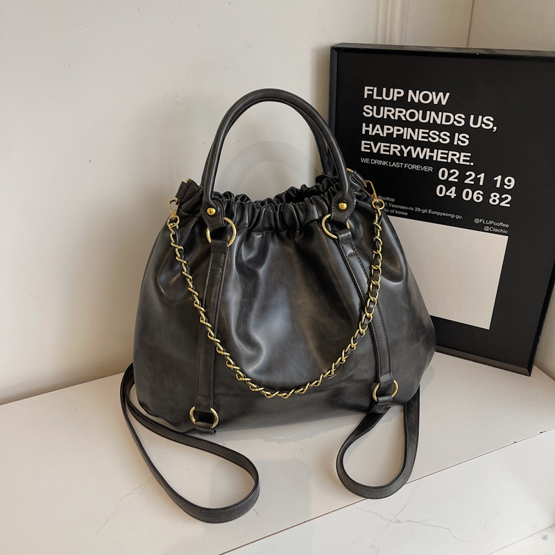 Fashionable crossbody small bag for women, 2024 new style single-shoulder underarm bag, casual bucket bag, travel and commuting backpack Application Scenario