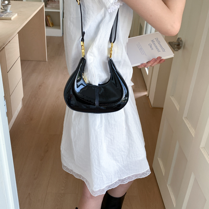 This year, the trendy Korean-style single-shoulder bag for women in the summer of 2025 is a versatile ins solid color gentle dumpling bag details Picture