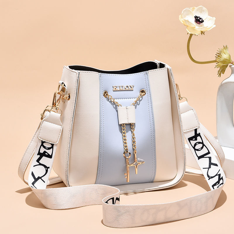 The 2022 new trendy and high-end women's bucket bag from Instagram is a color-blocking wide-band crossbody bag full figure