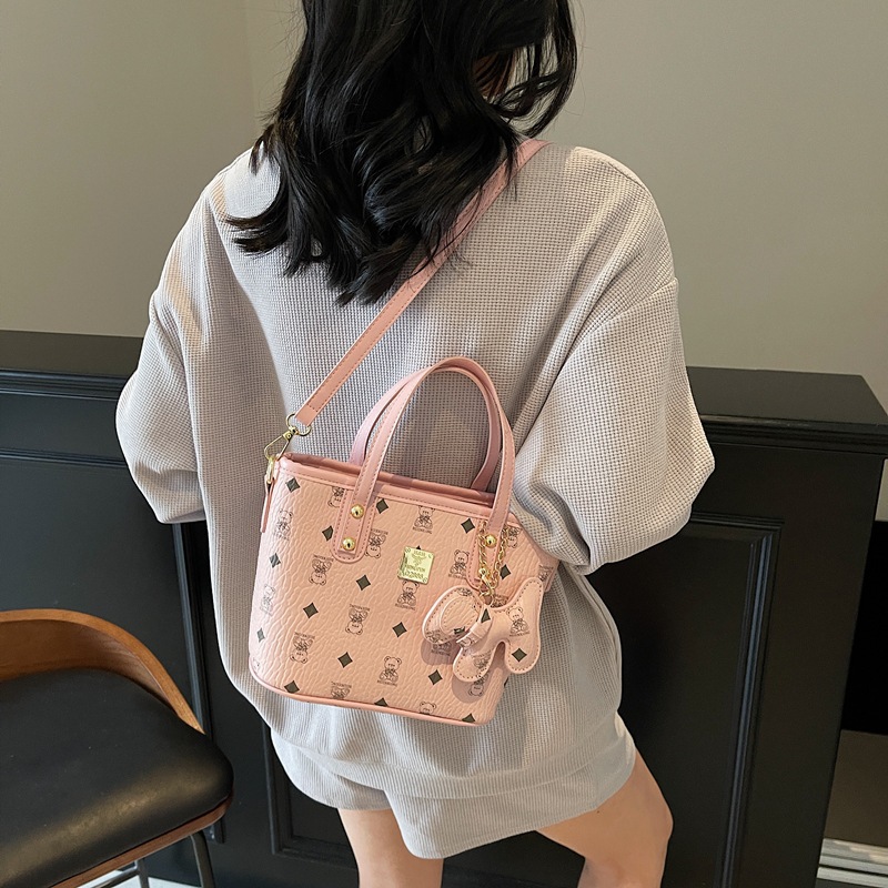 The 2025 new niche cartoon-printed hand-held bucket bag is a versatile, fashionable and trendy large-capacity single-shoulder crossbody bag for women details Picture
