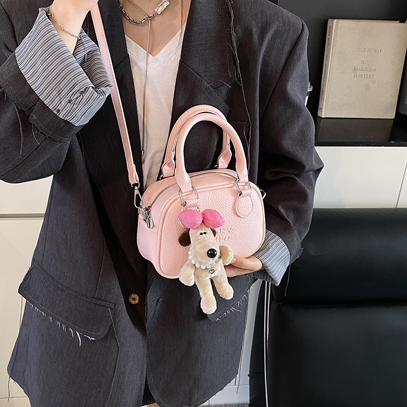 Korean style simple and elegant hand-held pillow bag for women 2025 new style, high-end, versatile and fashionable commuting single-shoulder crossbody bag Application Scenario