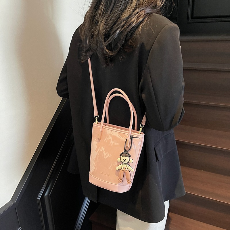 A trendy and stylish hand-held small bag for women in 2025, a high-end single-shoulder bucket bag and a casual crossbody bag Specification drawing