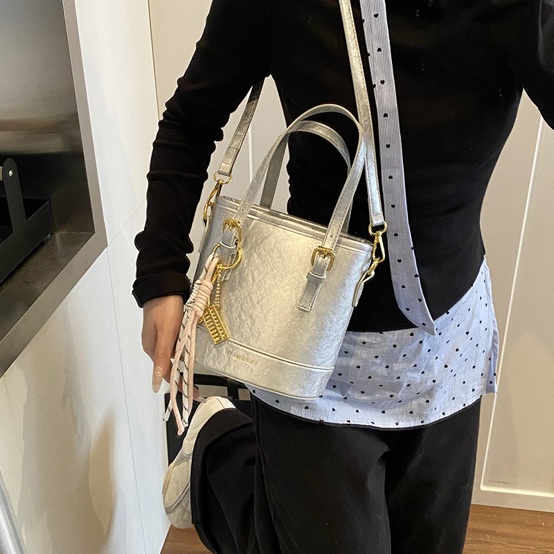 Simple and casual hand-held bucket bag for women, 2025 new style, stylish and versatile underarm bag, Korean-style fashionable single-shoulder crossbody bag details Picture