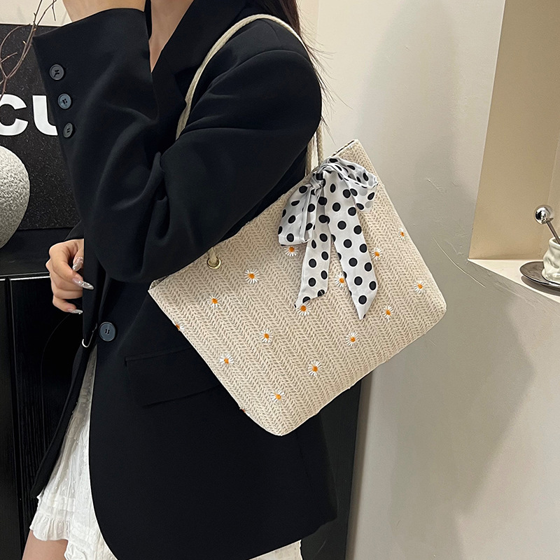 The new straw woven bag for summer 2025 is a trendy and fashionable women's bag. It is a cool single-shoulder hand-carry large-capacity lace tote bag details Picture