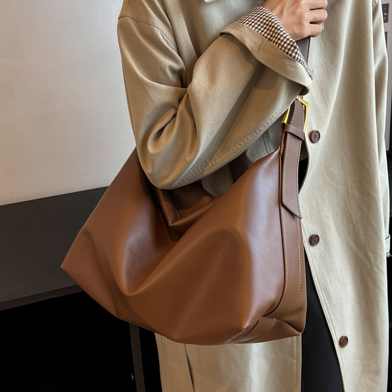 Korean retro women's bag 2025 new style, fashionable and trendy single-shoulder bag, versatile and elegant crossbody armpit bag wholesale full figure