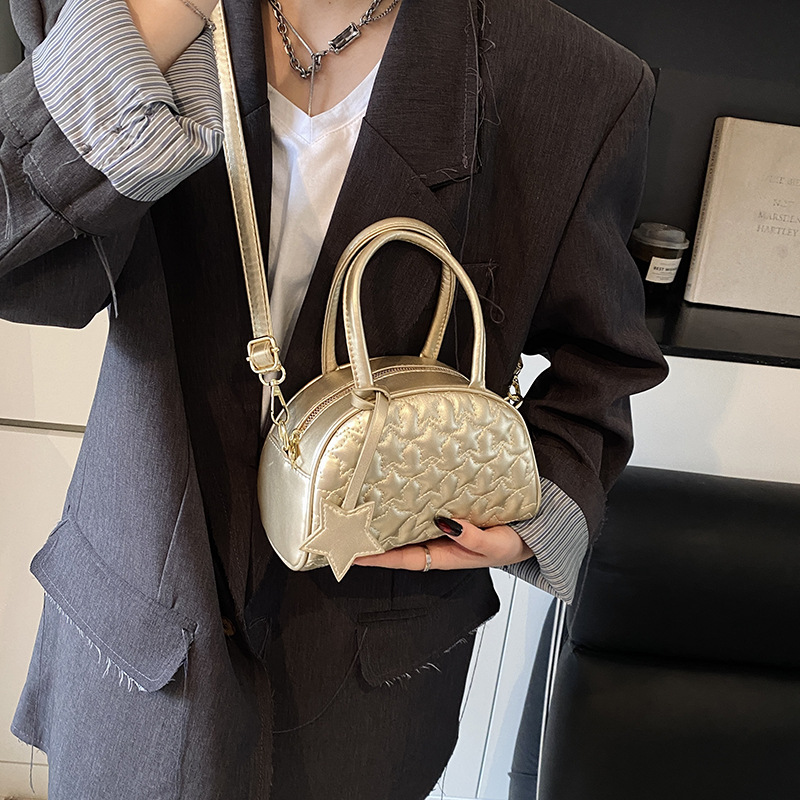High-end handbag for women, 2025 new style, niche and versatile crossbody shell bag, casual and commuting single-shoulder armpit bag Application Scenario