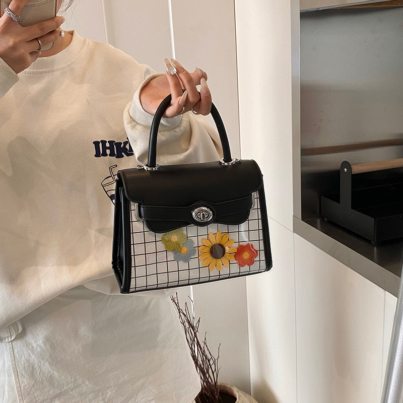 The 2025 new fresh and sweet handbag, a trendy and niche fashion crossbody small square bag for women, is extremely popular as a casual single-shoulder bag Application Scenario