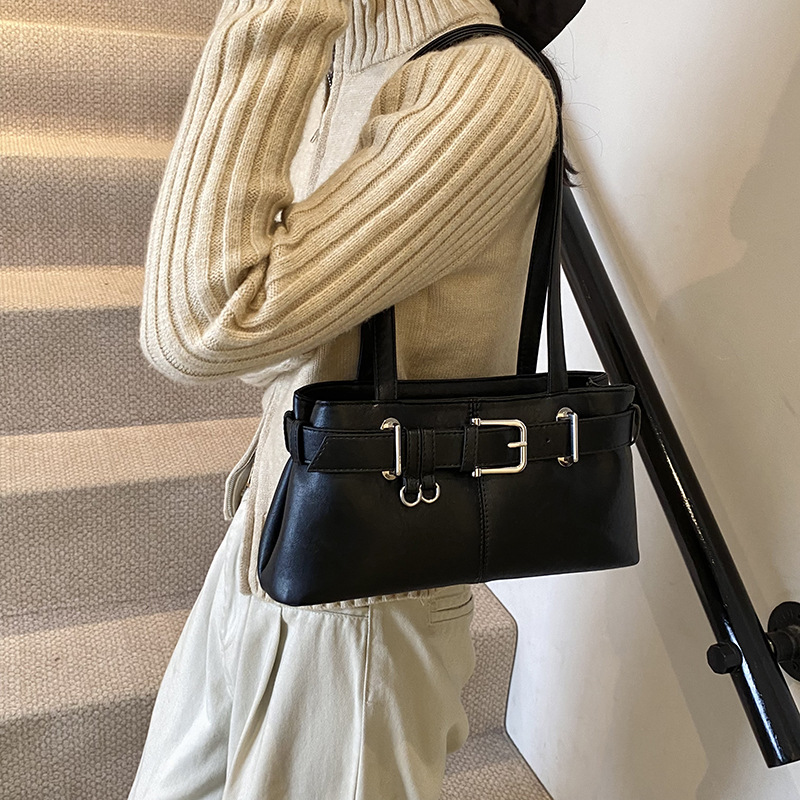 Autumn and winter trendy single-shoulder underarm bag, 2024 new winter retro belt lock motorcycle bag, fashionable commuting bag full figure