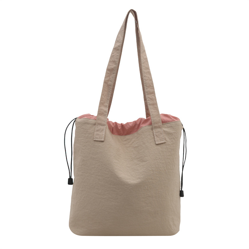 This year, the 2025 new fashionable single-shoulder crossbody bag for women is in vogue. It's a versatile pleated drawstring crossbody bucket bag Item Picture