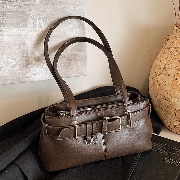Autumn and winter trendy single-shoulder underarm bag, 2024 new winter retro belt lock motorcycle bag, fashionable commuting bag details Picture