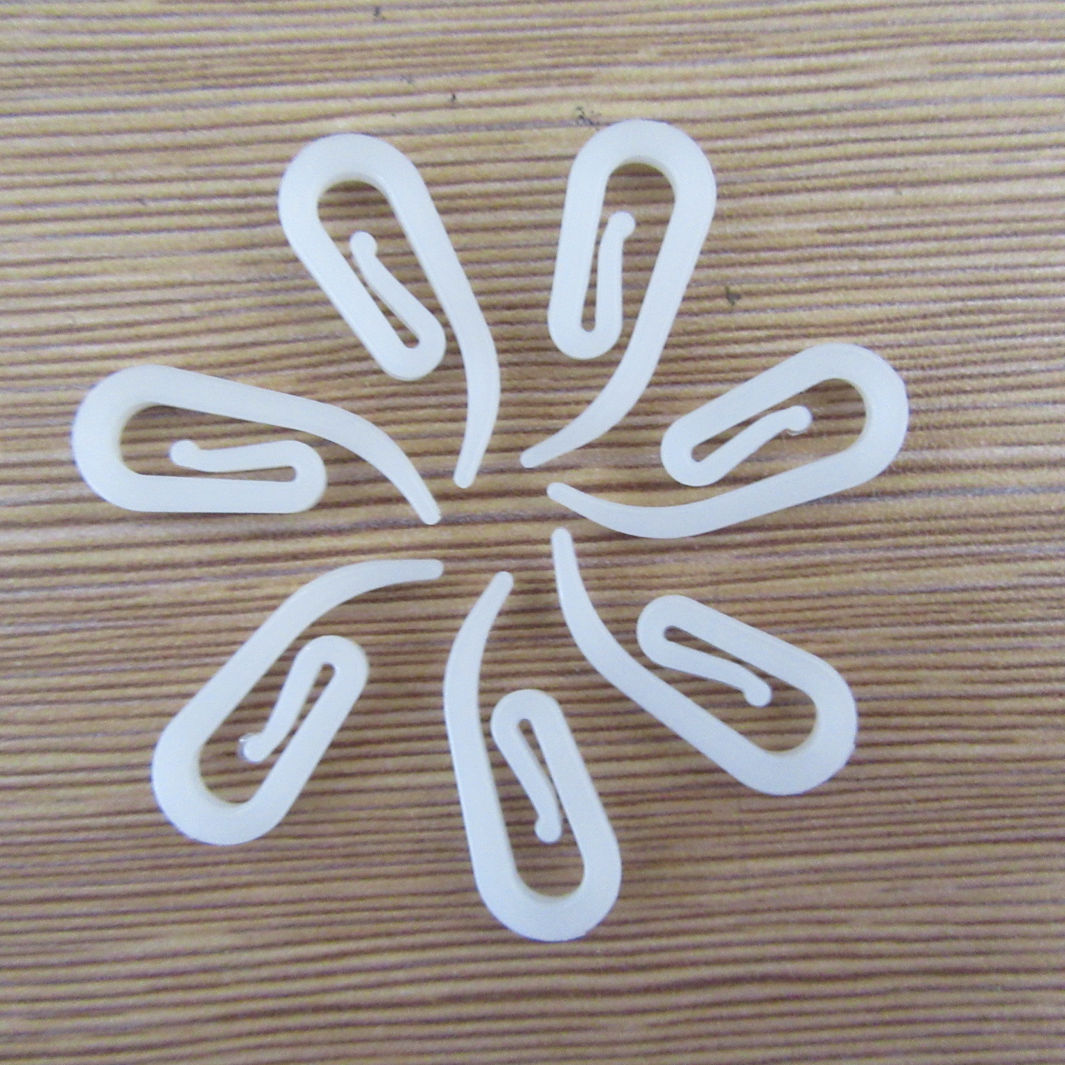We have 100 pieces of curtain accessories in stock per pack, including 6-shaped injection-molded curtain plastic hooks and white plastic curtain hooks full figure