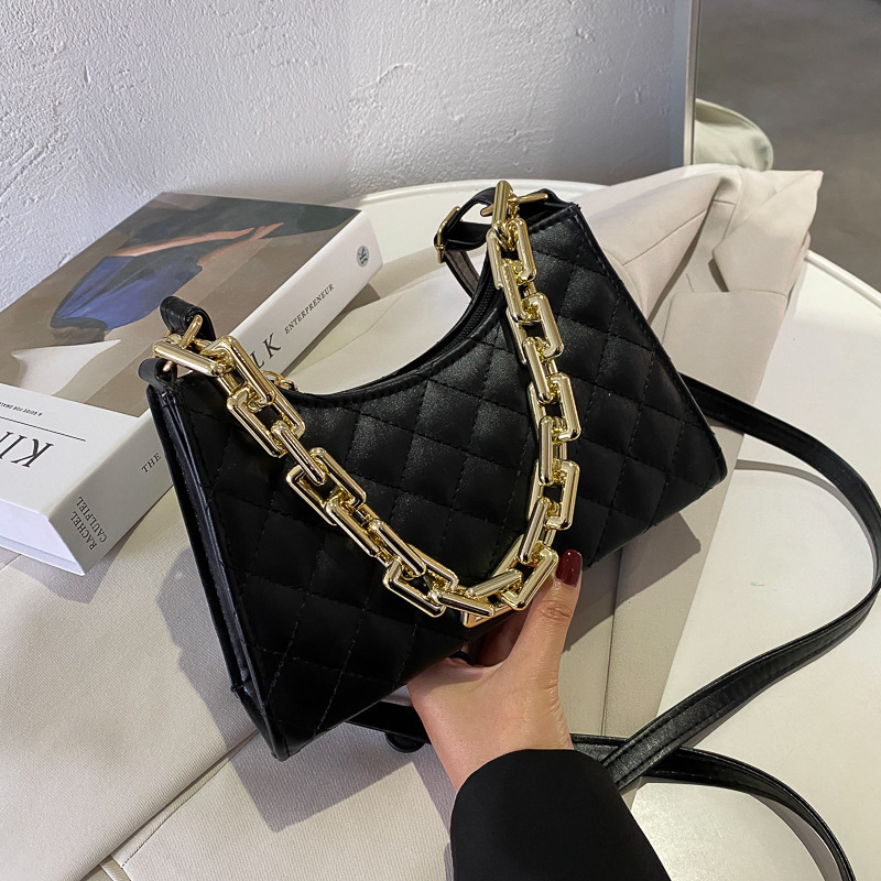 The new women's crossbody bag for autumn and winter 2021 is a fashionable, casual and versatile chain crossbody bag full figure