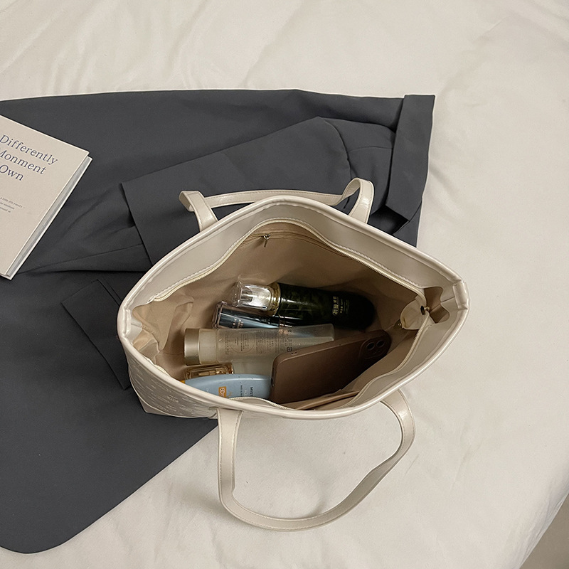 Korean large-capacity tote bag for women 2025 new style, fashionable and versatile, single-shoulder underarm bag, casual commuting bag for work Application Scenario