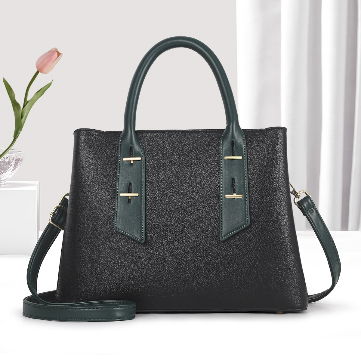 The 2024 new tote bag for women is a simple and versatile single-shoulder crossbody bag for commuting. It is a high-end and high-quality handbag for women full figure