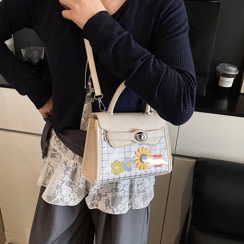 The 2025 new fresh and sweet handbag, a trendy and niche fashion crossbody small square bag for women, is extremely popular as a casual single-shoulder bag Specification drawing