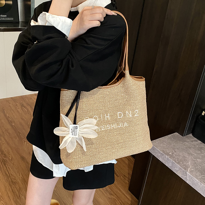 A new women's 2025 summer collection of large-capacity straw woven tote bag for seaside vacation and beach weaving commuting Specification drawing