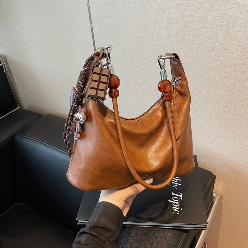 High-end vintage bag, large-capacity women's 2024 new style, fashionable and niche design crossbody bag, commuting dumpling bag details Picture