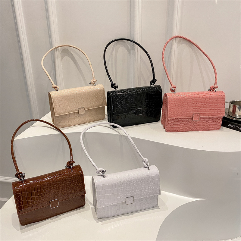 Retro single-shoulder bag 2025 Summer new casual handbag, crocodile pattern fashionable and simple crossbody small square bag for women Application Scenario