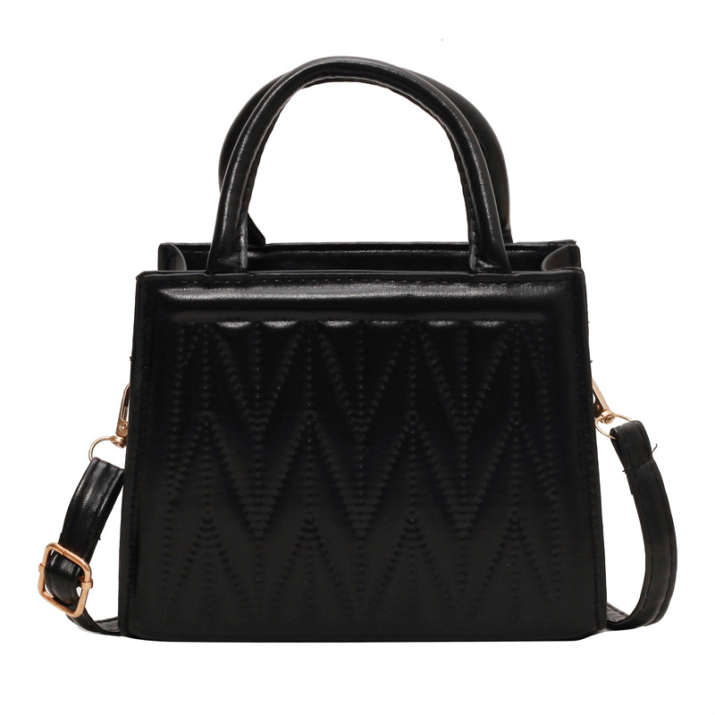 Fashionable and textured pleated women's bag 2023 winter new solid color handbag, stylish commuting single-shoulder crossbody bag Item Picture