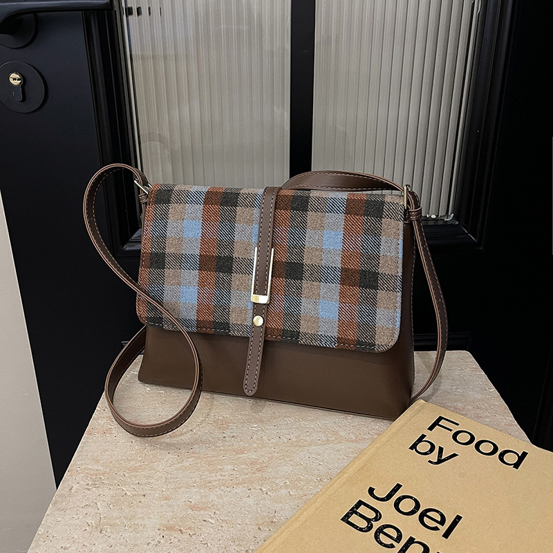 The new 2024 checkered women's casual and versatile single-shoulder bag, large-capacity tote bag, and fashionable commuting crossbody bag details Picture