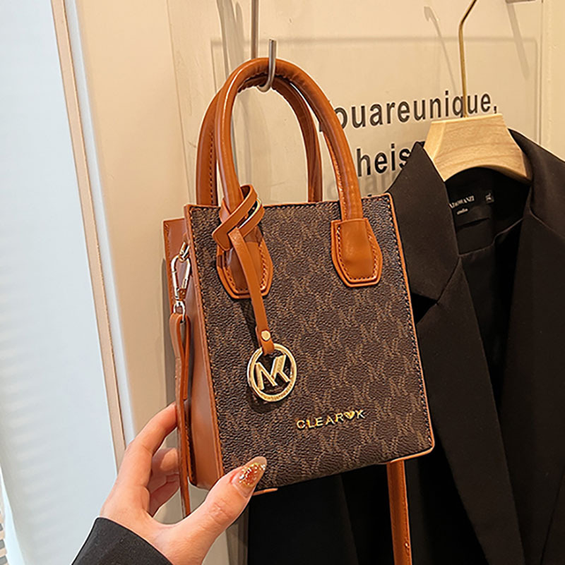 The 2025 new stylish small crossbody bag for women is versatile and features a high-end diamond-shaped texture. It is a niche single-shoulder handbag Specification drawing