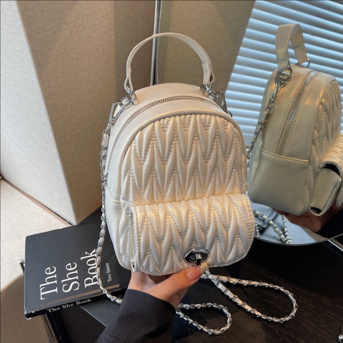 Summer light luxury and niche diamond-shaped chain crossbody bag, women's light commuting backpack 2025 new model chain small backpack full figure