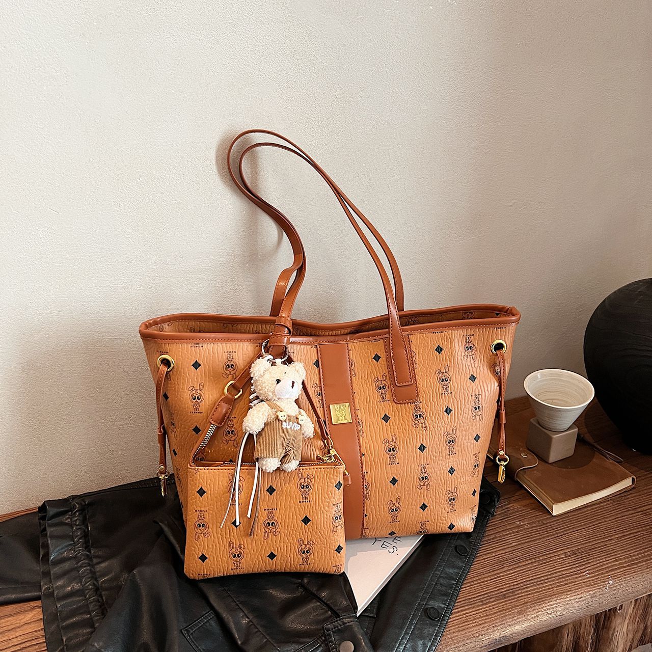 A large-capacity, stylish and versatile Korean style Instagram bag for women, a new 2025 fashion and high-end single-shoulder tote bag details Picture