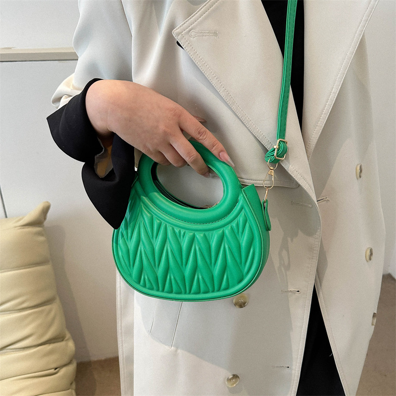 The new 2024 cross-border pleated bag for women features a stylish and high-quality crescent-shaped bag, paired with a niche hand-held shoulder bag details Picture