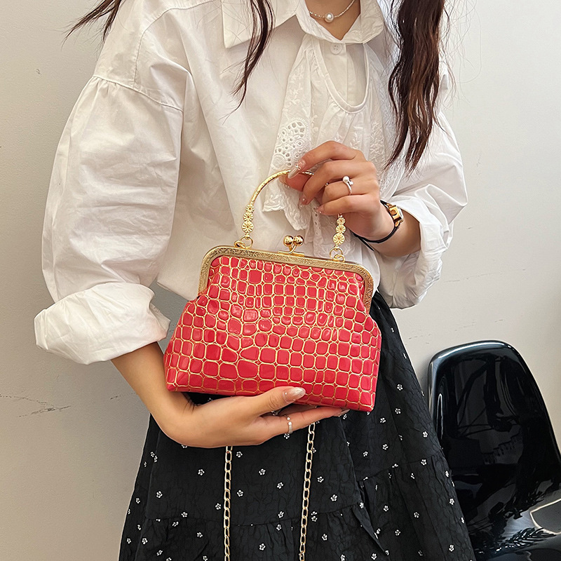 This is a rare and high-quality handbag for women. It features a new style of fashionable lapel bag with crocodile pattern chain and is a single-shoulder crossbody bag details Picture