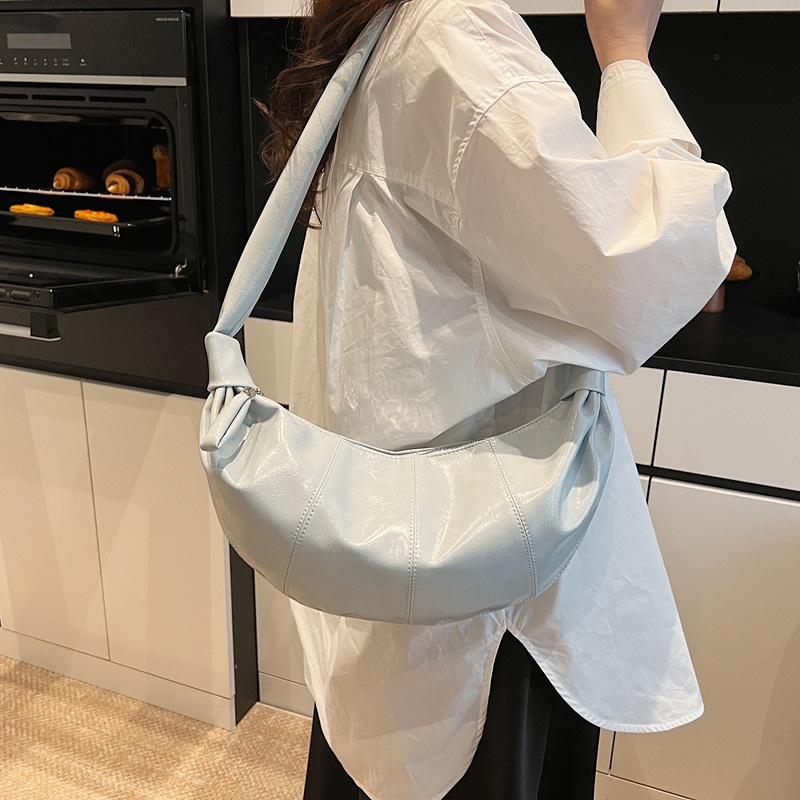 Stylish and versatile crossbody bag, retro pleated dumpling bag, women's 2025 new style, laid-back single-shoulder underarm bag Application Scenario